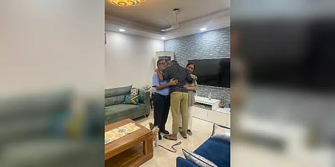 “என்னை இன்னும் குழந்தையாகவே பார்க்கின்றனர்” - பெற்றோர் குறித்து தவான்