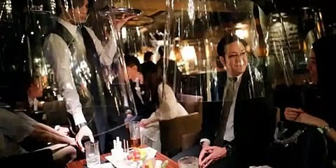 எதிரெதிரே இருந்தாலும் பாதுகாப்பு தான்... - ஜப்பான் மதுபான விடுதியின் பலே ஐடியா..!