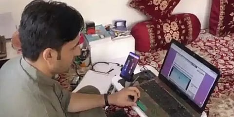 அரசுப் பள்ளிக்கு தனி வெப்சைட்.... ஆண்ட்ராய்டு ஆப் - அசத்தும் ஆசிரியர்!