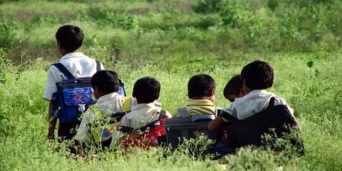 ஆன்லைன் வகுப்புகளுக்காக 50 கி.மீ பயணிக்கும் அவலம் - இண்டர்நெட் வசதி கேட்டு கடிதம்