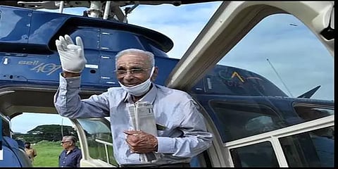 பாலக்காடு டூ பெங்களூரு:பேரனின் திருமணத்திற்காக ஹெலிகாப்டரில் பயணித்த தாத்தா - பாட்டி