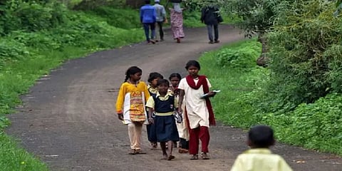ஆன்லைன் வகுப்புக்கு 50 கி.மீ. பயணம்... குழந்தைகள் உரிமை பாதுகாப்பு ஆணையம் நடவடிக்கை