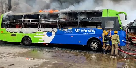 கோயம்பேடு ஆம்னி பேருந்து நிலையத்தில் தீ விபத்து - 5 பேருந்துகள் எரிந்து நாசம்