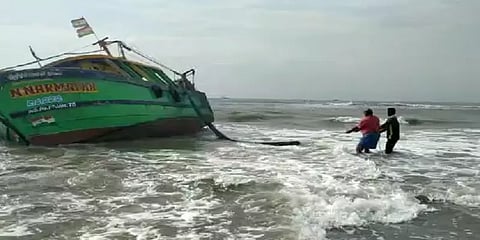 நடுக்கடலில் மூழ்கிய படகு : நீந்தியே கரைக்கு வந்த மீனவர்கள்