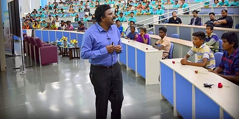 விருப்ப ஓய்வு பெற்ற ஐ.ஏ.எஸ் அதிகாரி.. மாணவர்களுக்கு ஐஏஎஸ் பயிற்சி வகுப்பு எடுக்கிறார்!