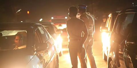 தமிழகத்தில் இ பாஸ் நடைமுறை ரத்து? தலைமைச் செயலர் ஆலோசனை!