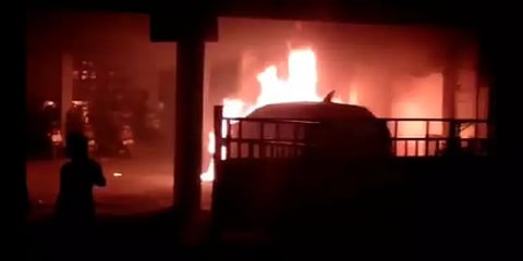 நள்ளிரவில் திடீரென தீப்பற்றி எரிந்த கார்... மர்மம் குறித்து போலீசார் விசாரணை