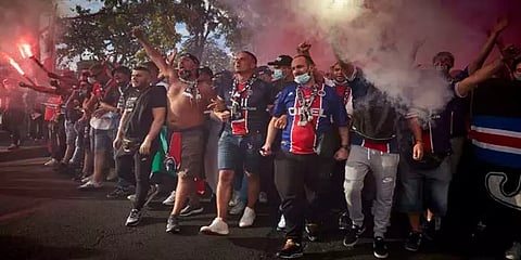 கால்பந்து போட்டியில் தங்கள் அணி தோல்வி பெற்றதால் வன்முறையில் ஈடுபட்ட ரசிகர்கள்