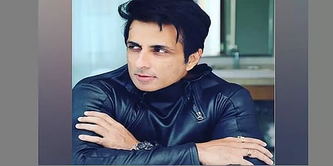 20ஆயிரம் தொழிலாளர்களுக்கு வேலை, தங்குமிடம், உணவு: உதவிக்கரம் நீட்டிய சோனுசூட்