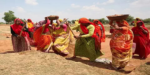 தேசிய கிராமப்புற வேலை உறுதித் திட்டம்: குறையும் பெண்களின் எண்ணிக்கை..!