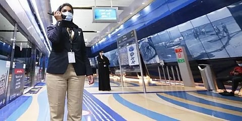 துபாய் நகரத்தை மக்களுடன் இணைப்பவர்... மெட்ரோ ஸ்டேசன் மாஸ்டரான இளம்பெண்..!