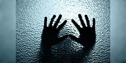 கழிவறைக்குள் சிறுமிக்கு நேர்ந்த கொடூரம் : காவலரே வன்கொடுமை செய்த அவலம்