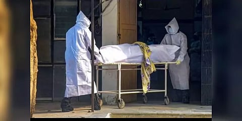 கொரோனாவால் இறந்த கணவர் : மாற்றுத்திறனாளி மகனை கொன்றுவிட்டு பெண் தற்கொலை..!