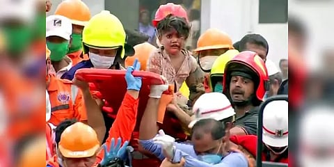 18 மணி நேரத்திற்குப் பின் கட்டட இடிபாடுகளிலிருந்து உயிருடன் மீட்கப்பட்ட சிறுவன்