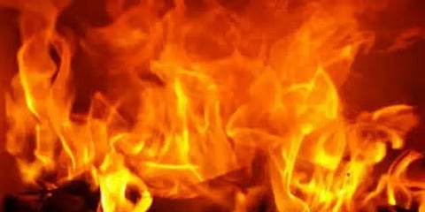 சென்னை: சாலையில் ஓடிக்கொண்டிருந்த காரில் திடீர் தீவிபத்து