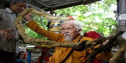 80 வருடங்கள் வெட்டாததால் 5 மீட்டர் வளர்ந்த தலைமுடி - அதிசயக்க வைக்கும் 92 வயது முதியவர்