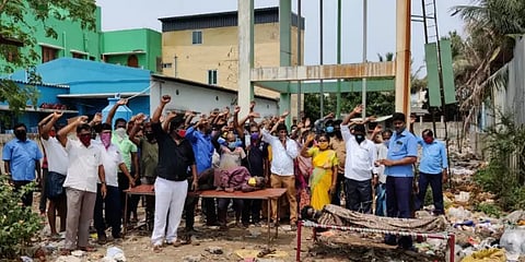 வானகரம் குடியிருப்பு பகுதியில் குப்பை கிடங்கு : நோயாளி போல் சித்தரித்து நூதன போராட்டம்