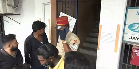 தகாத வார்த்தையில் திட்டிய ஊழியர் : நிதிநிறுவனத்திற்குள் நுழைந்து மக்கள் போராட்டம்