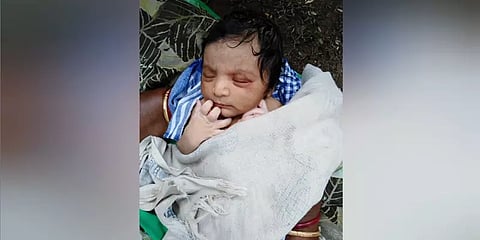 பிறந்த குழந்தையை கட்டைப்பையில் வைத்து புளிய மரத்தில் தொங்கவிடப்பட்ட கொடூரம்