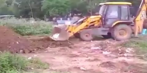 பொக்லைனில் எடுத்துச் செல்லப்பட்ட தாயின் உடல்.. தெலங்கானாவில் மகனுக்கு நேர்ந்த பரிதாபம்