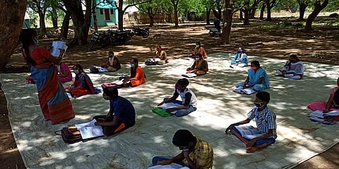 மாணவர்கள் இருக்கும் இடத்திற்கே செல்கிறோம்.. களத்தில் இறங்கிய தேனி ஆசிரியர்கள்