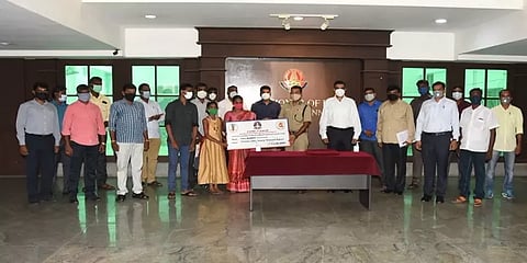 உயிரிழந்த காவலர்களின் குடும்பங்களுக்கு 26 லட்சம் ரூபாய் நிதி திரட்டிய காவலர்கள்!