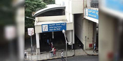 “மெட்ரோ பெயர்ப்பலகையில் இருந்து இந்தியை நீக்குங்குகள்” : கன்னட வளர்ச்சி ஆணையம் காட்டம்