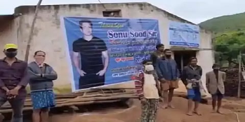 அதிகாரிகளை நம்பாமல் சாலை அமைத்த பழங்குடியினர் - சோனு சூட்டின் வருகைக்காக பேனர்..!!