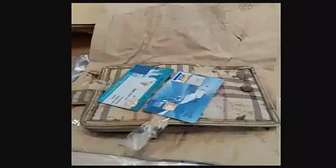 20 ஆண்டுகளுக்கு முன்னர் தொலைந்த பர்ஸை மீட்டு உரிமையாளரிடம் ஒப்படைத்த போலீஸ்.!