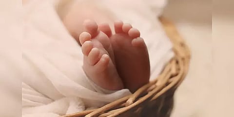 தாய்க்கு கொரோனா.. குழந்தைக்கு மாதிரிகள் எடுத்ததில் அலட்சியம்: மூக்கில் ரத்தம் வந்து இறப்பு