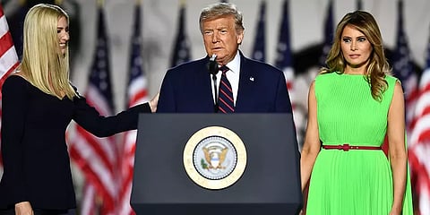 இவான்காவை வாழ்த்தியபின் முகபாவனையை கடுமையாக்கிய மெலனியா ட்ரம்ப் - வைரல் வீடியோ