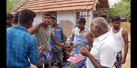 நடுரோட்டில் வாளால் கேக்வெட்டி பிறந்தநாள் கொண்டாடிய வாலிபர்... 11பேர் மீது வழக்குப்பதிவு