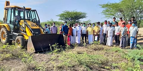 கிராம மக்களே நிதி திரட்டி நீர்வரத்து ஓடையில் தூர்வாரும் பணி!