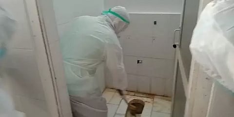 கொரோனா நோயாளிகள் புகார் - கழிவறையை தானே முன்வந்து சுத்தம் செய்த புதுச்சேரி அமைச்சர்