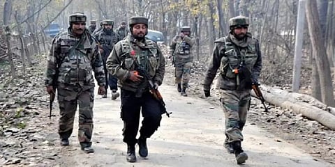 ஜம்மு காஷ்மீரில் 3 தீவிரவாதிகள் சுட்டுக்கொலை: நள்ளிரவு தாக்குதலில் காவலரும் உயிரிழப்பு