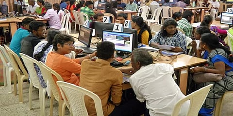 அரசு கல்லூரிகளில் மாணவர் சேர்க்கை தொடக்கம்: நாளை முதல் ஆன்லைன் வகுப்புகள்