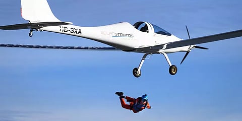 சோலார் விமானத்திலிருந்து பாராசூட் மூலம் குதித்த முதல் மனிதர்!
