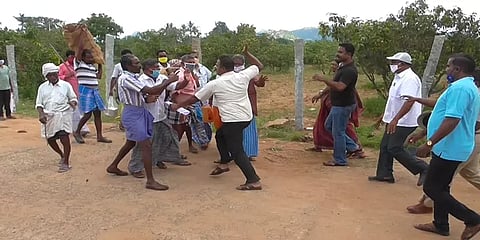 சுடுகாட்டுக்கு செல்லும் வழி ஆக்கிரமிப்பு: இறந்தவர் உடலை கொண்டு செல்லும்போது மோதல்