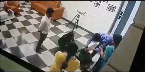 பிக் பாஸ் பிரபலத்தின் வீட்டில் மொட்டையடித்து துன்புறுத்தப்பட்ட பட்டியலின இளைஞர்