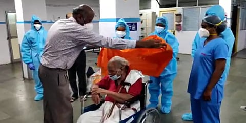 தொற்றிலிருந்து மீண்ட 92 வயது முதியவர் -சால்வை அணிவித்து வீட்டிற்கு அனுப்பிய மருத்துவர்