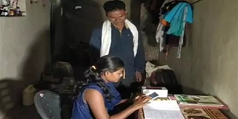 ஜெயிலில் சம்பாதித்த பணத்தில் மகளின் ஆன்லைன் படிப்பிற்காக செல்போன் வாங்கி கொடுத்த தந்தை