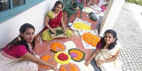 இன்று ஓணம் பண்டிகை: வீட்டில் பூக்கோலமிட்டு கோலாகல கொண்டாட்டம்!