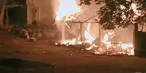 பற்றி எரிந்த வீடு: ஒரே குடும்பத்தைச் சேர்ந்த 3 பேர் தற்கொலை முயற்சி.. -பெண் உயிரிழப்பு