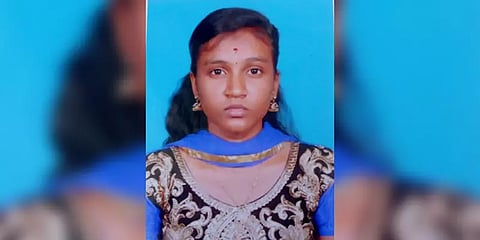 கல்லூரி கட்டணம் செலுத்த முடியாத காதல் கணவர்: மனைவியின் விபரீத முடிவு