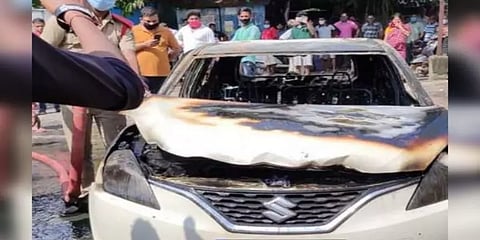 புவனேஸ்வரில் கார் தீவிபத்து - டேஷ்போர்டில் சானிடைசர் வைத்ததால் விபரீதமா?