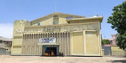 “டிக்கெட் கிழிக்கிற மனோகரனுக்கு மரியாதை ஜாஸ்தி” வடசென்னையில் மூடப்படும் அகஸ்தியா தியேட்டர்