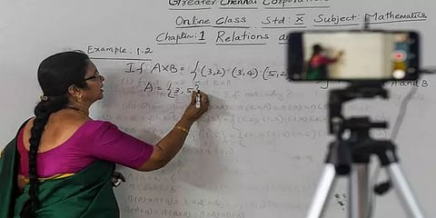 ஆன்லைன் வழிக்கல்வி- அரசின் விதிமுறைகளை மீறும் பள்ளிகள் மீது கடும் நடவடிக்கை - தமிழக அரசு