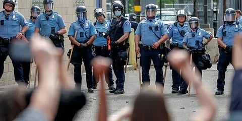 கருப்பின இளைஞர் போலீசாரால் சுட்டுக்கொலை: அமெரிக்காவில் பதட்டம்..!