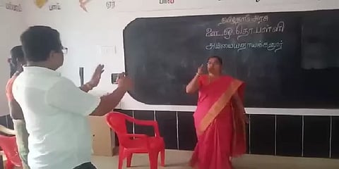 திண்டுக்கல்: ஆன்லைனில் ஆடிப்பாடி பாடம் எடுக்கும் அரசுப்பள்ளி ஆசிரியர்கள்..!