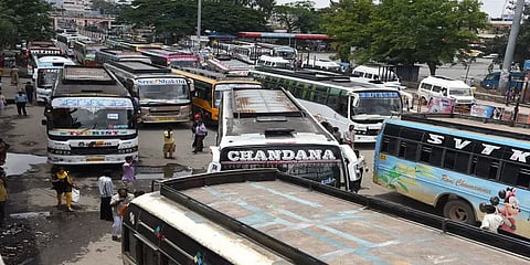 மாவட்டங்களுக்கு இடையேயான அரசு, தனியார் பேருந்து போக்குவரத்துக்கு அனுமதி - முதல்வர்